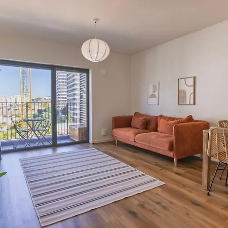 Soft Modern Flat With Pool & Gym By Lovelystay