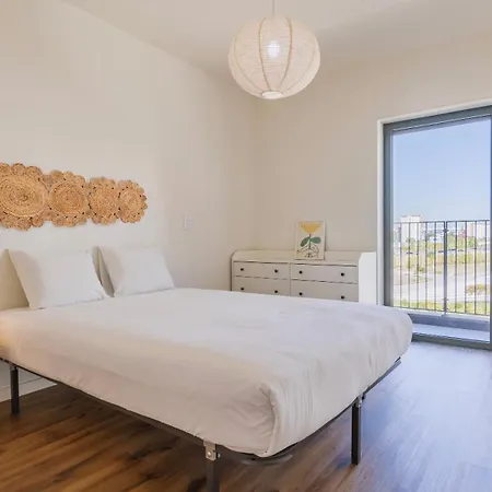 Soft Modern Flat With Pool & Gym By Lovelystay *