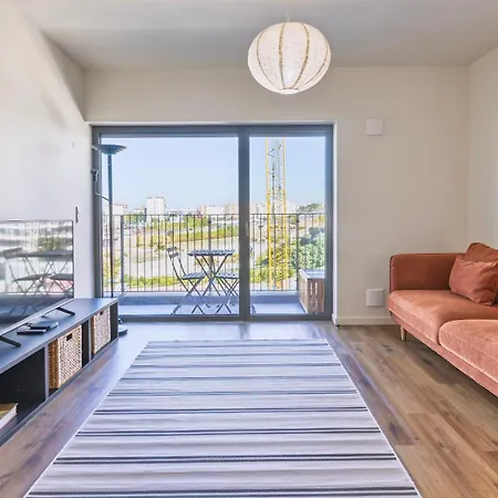 Soft Modern Flat With Pool & Gym By Lovelystay Apartment