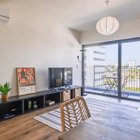 Soft Modern Flat With Pool & Gym By Lovelystay *