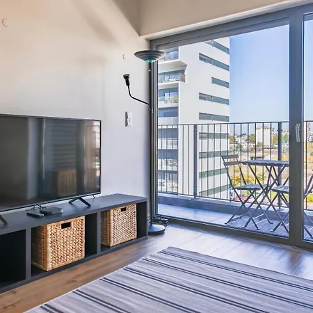 Soft Modern Flat With Pool & Gym By Lovelystay Apartment