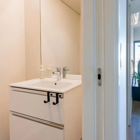 Apartment Soft Modern Flat With Pool & Gym By Lovelystay