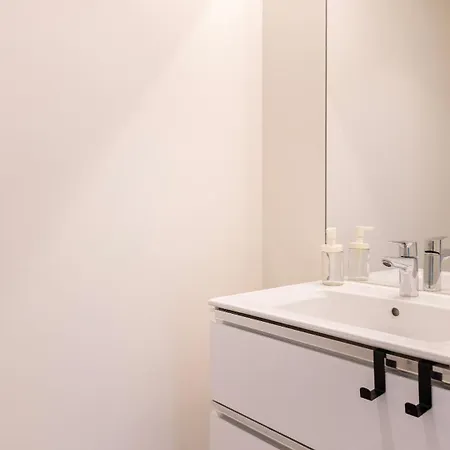 Soft Modern Flat With Pool & Gym By Lovelystay Lisboa