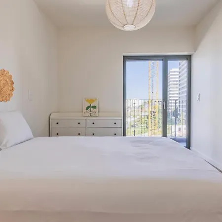 Soft Modern Flat With Pool & Gym By Lovelystay *