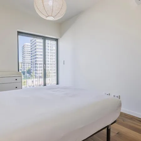 Soft Modern Flat With Pool & Gym By Lovelystay *