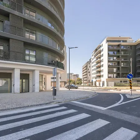 Soft Modern Flat With Pool & Gym By Lovelystay Lisboa